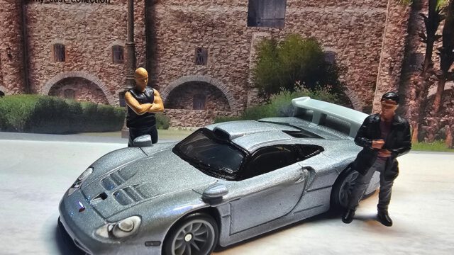 🏁 Legenden-Alarm im Maßstab 1:64!
Der Porsche 911 GT1 rollt in die Szene wie ein Boss – flach, breit, kompromisslos.
Diese Straßenversion des Le-Mans-Biestes bringt echten Motorsport-Flair ins Regal.
Mit seiner ikonischen Flunder-Form, dem XXL-Heckspoiler und dem silbernen Finish sieht dieses Modell einfach brutal gut aus.
Hier trifft 90s Racing-Mythos auf Sammlerleidenschaft – stilecht mit Crew und Castle-Vibes im Hintergrund.
Welcher Porsche darf in deiner Vitrine nicht fehlen?👇
Drop deine liebsten GT-Modelle in die Kommentare!
#PorschePower im Pocket-Format! 🔥
#Porsche911GT1 #PorscheDiecast #HotWheelsPorsche #MatchboxPorsche #LeMansLegend #DiecastScene #1zu64 #DiecastDiorama #JDMVsEuro #MiniCarSociety #CollectorsOfInstagram #DiecastPhotography #CarCultureMiniatures #GermanEngineering #90sSupercar