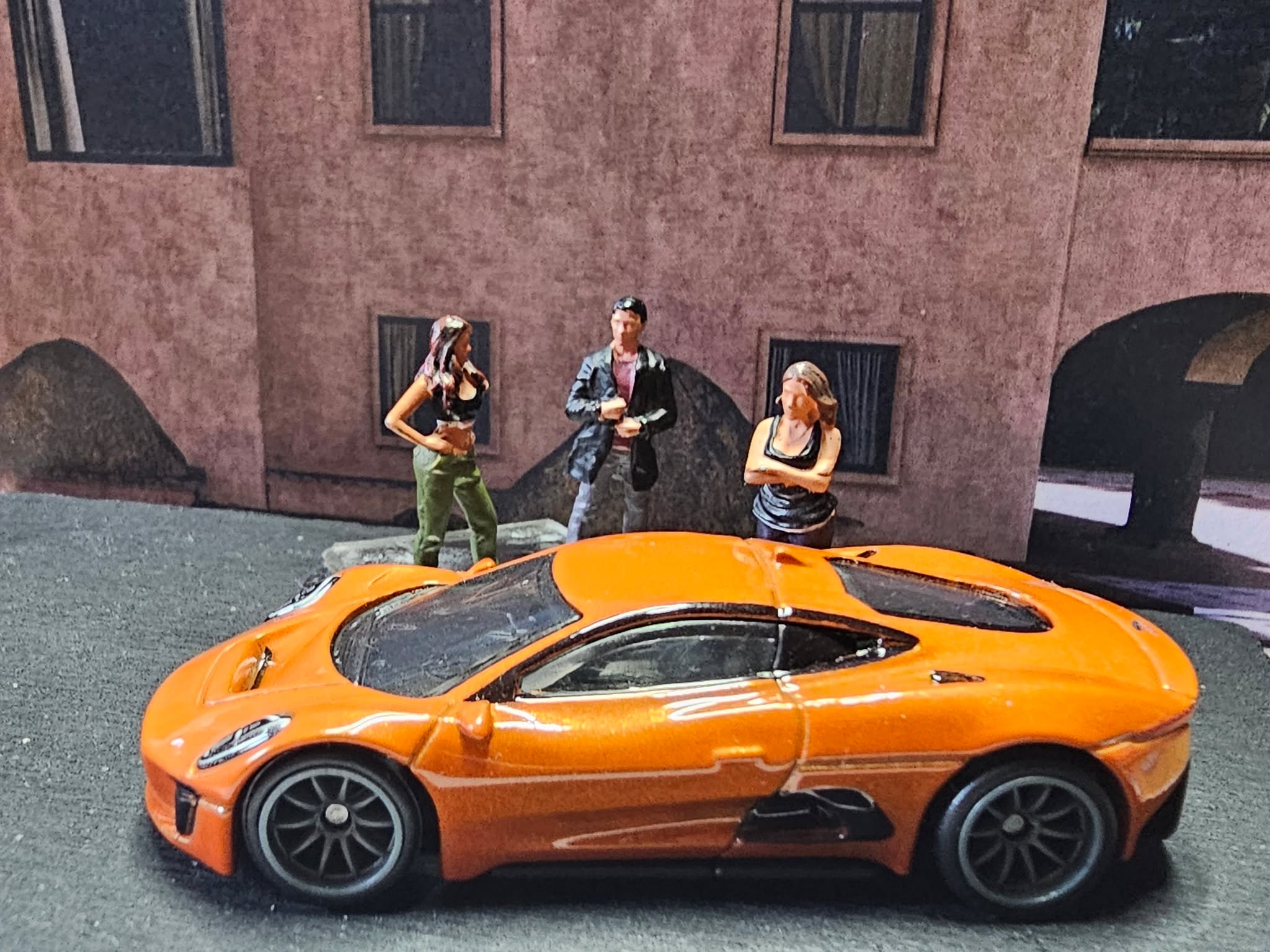 🧡 Feline power. Cinematic soul.

In Firesand-Orange glüht er wie flüssiges Adrenalin – der 2013 Jaguar C-X75 aus dem Spectre Car Culture 2-Pack. Geschmeidig, gefährlich, filmreif. Seine Kurven sprechen Bond, sein Sound schreit British Power. Drei Figuren, ein stiller Moment – und alles dreht sich um ihn.

Specs & Vibes:
Marke: Hot Wheels – Spectre Car Culture 2-Pack
Modell: Jaguar C-X75 (2013)
Lackierung: Firesand Orange Metallic
Details: Feine Head- & Taillights, realistische Trimlines, “ROMA 860K” Plate, aggressives Supercar-Stance
Szene: Cinematic Street Setup – Le Mans trifft London Nights

Geboren für Bond. Gebaut für Speed.