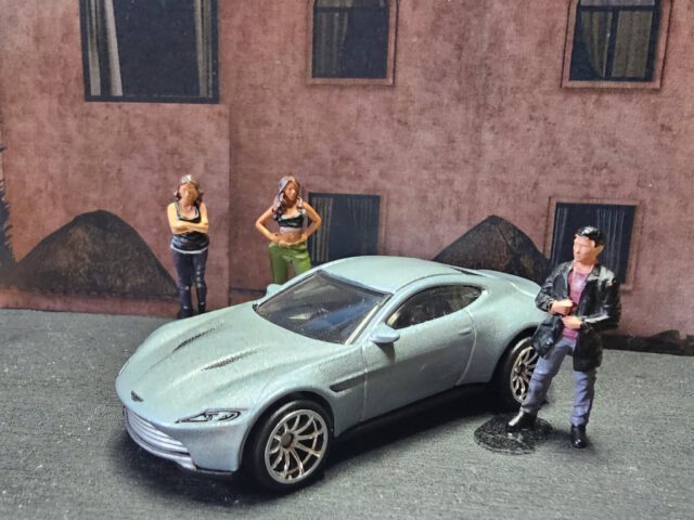 🕶️ Elegance with a license to thrill.

Still. Kühl. Präzise. Der 2016 Aston Martin DB10 steht wie ein Schatten mit Stil – Spectre Silver auf Asphalt. Kein Chrom zu viel, keine Linie zufällig. Nur britische Perfektion, geboren für Hochgeschwindigkeit und Understatement. Die Szene: urban, geheimnisvoll – fast filmisch.

Specs & Vibes:
Marke: Hot Wheels – Spectre Car Culture 2-Pack
Modell: Aston Martin DB10 (2016)
Lackierung: Spectre Silver Metallic
Details: Feine Head- & Taillights, Aston Martin Badging, edle Trimlines, filigrane Felgen
Szene: Cinematic City Mood – 007 trifft Diecast Art

Gebaut für Bond. Geliebt von Sammlern.