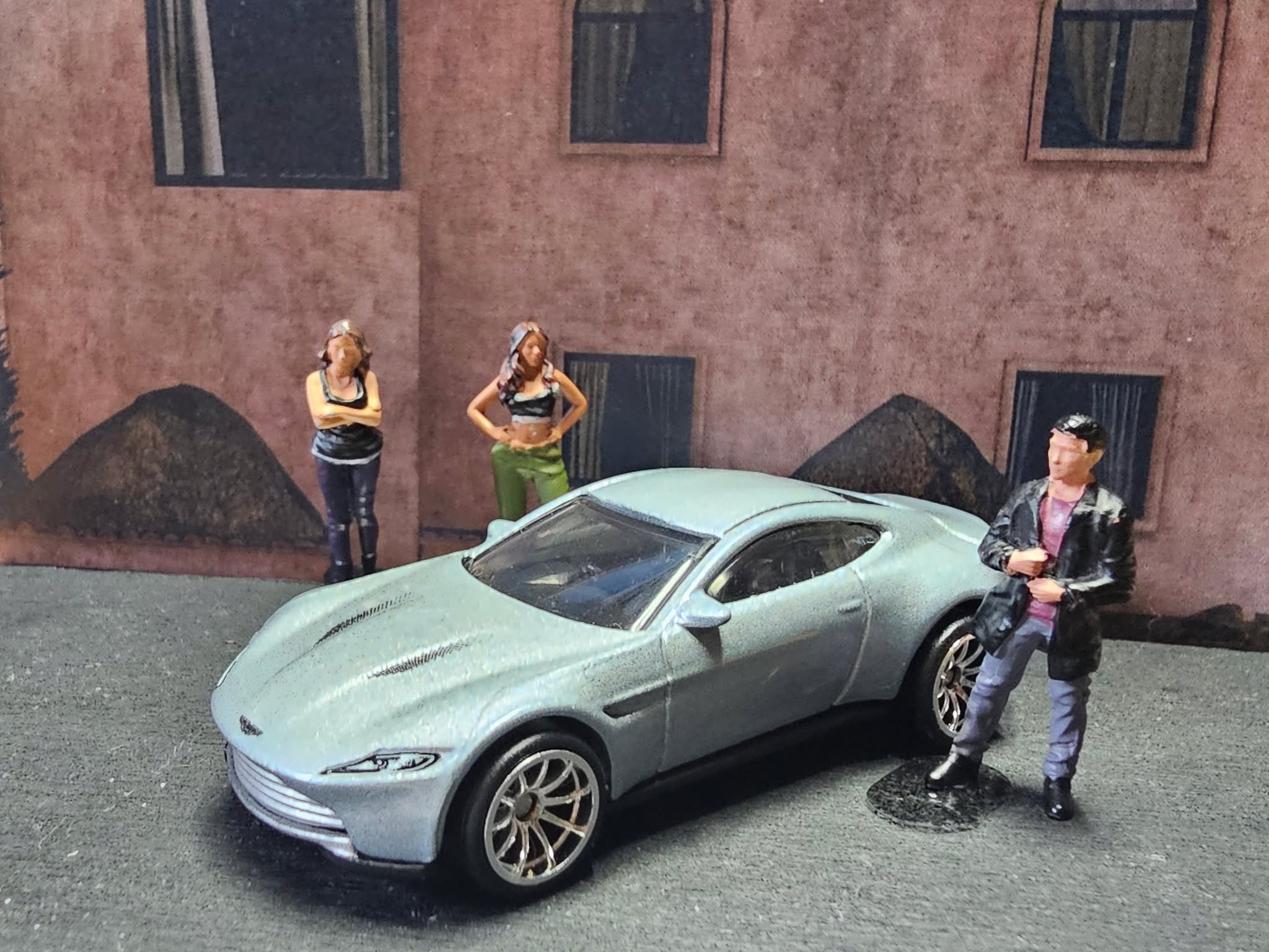 🕶️ Elegance with a license to thrill.

Still. Kühl. Präzise. Der 2016 Aston Martin DB10 steht wie ein Schatten mit Stil – Spectre Silver auf Asphalt. Kein Chrom zu viel, keine Linie zufällig. Nur britische Perfektion, geboren für Hochgeschwindigkeit und Understatement. Die Szene: urban, geheimnisvoll – fast filmisch.

Specs & Vibes:
Marke: Hot Wheels – Spectre Car Culture 2-Pack
Modell: Aston Martin DB10 (2016)
Lackierung: Spectre Silver Metallic
Details: Feine Head- & Taillights, Aston Martin Badging, edle Trimlines, filigrane Felgen
Szene: Cinematic City Mood – 007 trifft Diecast Art

Gebaut für Bond. Geliebt von Sammlern.