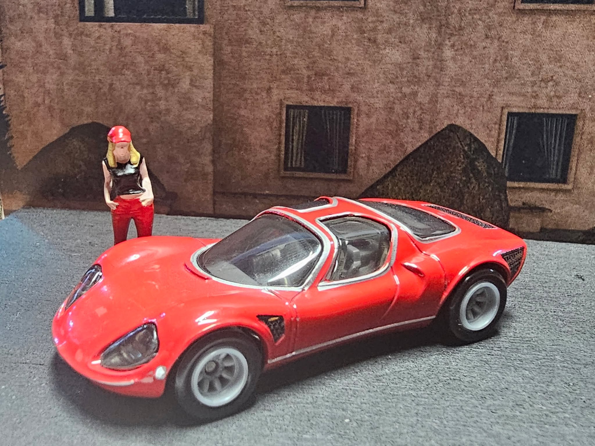 ❤️ La macchina dei sogni.

Ein Meisterwerk in Bewegung – der 1969 Alfa Romeo 33 Stradale, makellos in Rosso Alfa. Jede Kurve ein Gedicht, jede Linie pure Leidenschaft. Das Licht spiegelt auf dem Lack wie auf rotem Glas – ein Hauch von Mailand auf Asphalt. Neben ihm: Ruhe, Bewunderung, pure italienische Emotion.

Specs & Vibes:
Marke: Hot Wheels – Alfa Romeo Car Culture 2-Pack
Modell: Alfa Romeo 33 Stradale (1969)
Lackierung: Rosso Alfa mit silbernen Akzenten
Details: Detaillierte Head- & Taillights, feine Chrome Lines, klassische Alfa-Front, ikonisches Mid-Engine-Design
Szene: Evening Light, Italian Icon in 1:64 – Kunst trifft Geschwindigkeit

Eleganz in Bewegung – der 33 Stradale ist kein Auto, er ist Skulptur.