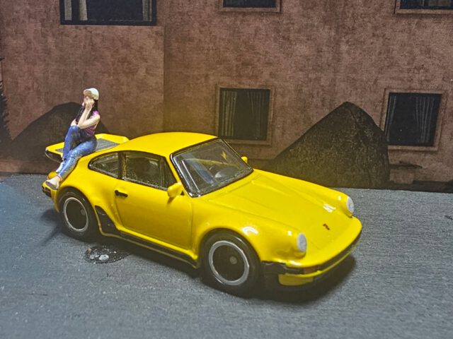 💛 Sunshine with a spoiler.

Ein Klassiker, der nie aufhört zu faszinieren – der 1993 Porsche 911 Turbo (930) in kräftigem Gelb aus der Hot Wheels Boulevard 2023-Serie. Kompakt, kompromisslos, mit dieser unnachahmlichen Mischung aus Eleganz und Wahnsinn. Und ja – sie sitzt auf dem Heckflügel, als wäre es der Thron eines Königs.

Specs & Vibes:
Marke: Hot Wheels – Boulevard Series (2023)
Modell: Porsche 911 Turbo (930)
Lackierung: Gloss Yellow
Details: Detaillierte Head- & Taillights, präzise Trimlines, klassischer „Whale Tail“-Spoiler
Szene: Evening Glow trifft Retro Cool – pure 80s-Attitüde in 1:64

Gelb wie die Sonne. Laut wie ein Gewitter. Turbo forever.