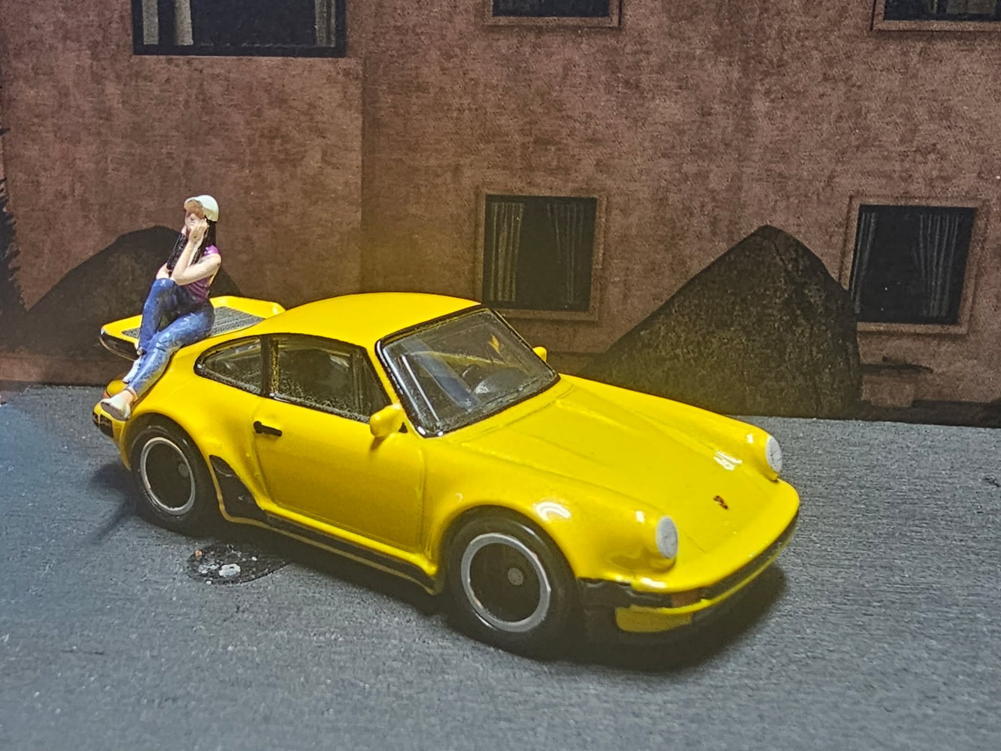 💛 Sunshine with a spoiler.

Ein Klassiker, der nie aufhört zu faszinieren – der 1993 Porsche 911 Turbo (930) in kräftigem Gelb aus der Hot Wheels Boulevard 2023-Serie. Kompakt, kompromisslos, mit dieser unnachahmlichen Mischung aus Eleganz und Wahnsinn. Und ja – sie sitzt auf dem Heckflügel, als wäre es der Thron eines Königs.

Specs & Vibes:
Marke: Hot Wheels – Boulevard Series (2023)
Modell: Porsche 911 Turbo (930)
Lackierung: Gloss Yellow
Details: Detaillierte Head- & Taillights, präzise Trimlines, klassischer „Whale Tail“-Spoiler
Szene: Evening Glow trifft Retro Cool – pure 80s-Attitüde in 1:64

Gelb wie die Sonne. Laut wie ein Gewitter. Turbo forever.