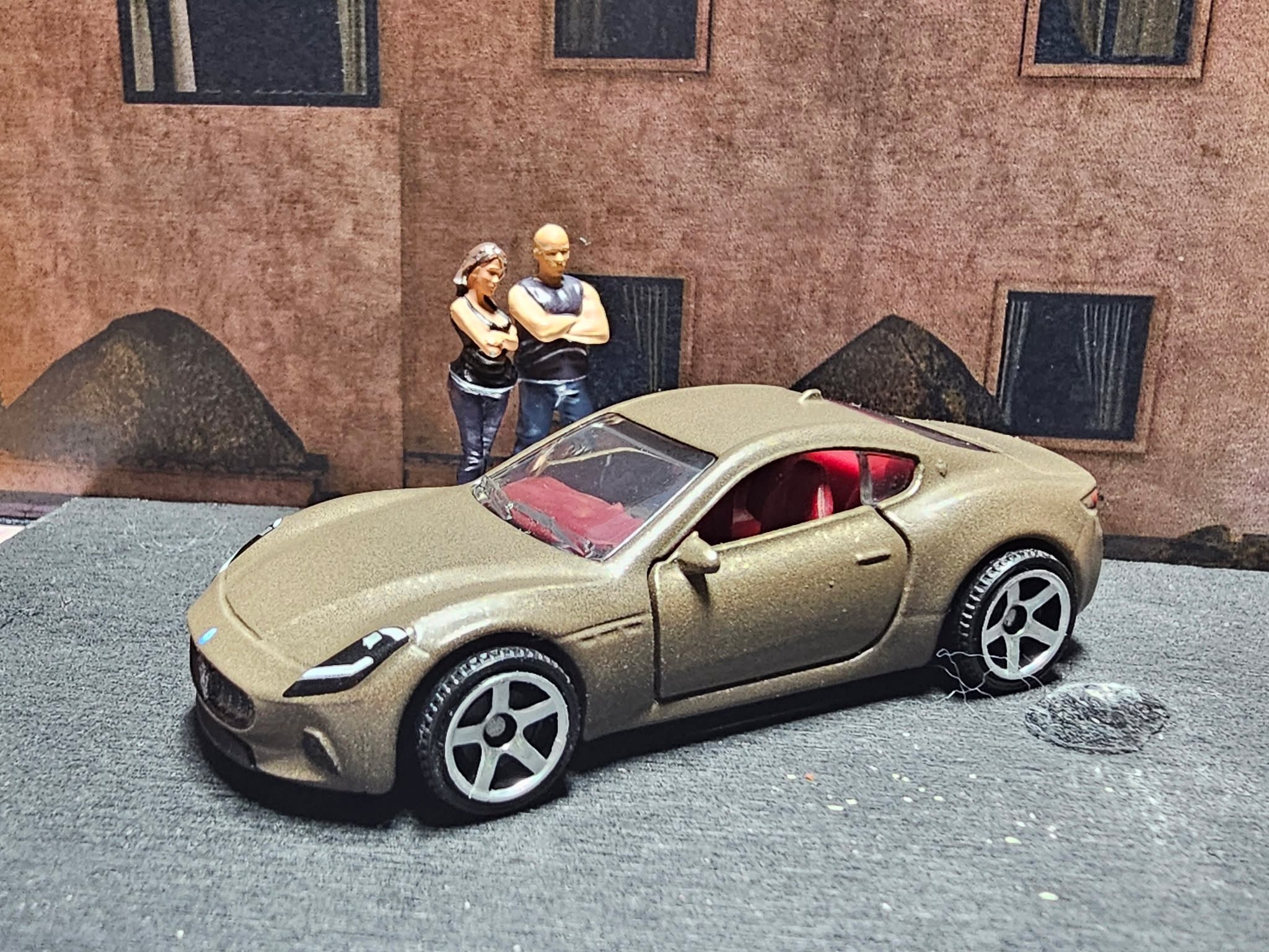 ⚡ Eleganza Elettrica.

Wenn Stil auf Strom trifft, entsteht Magie – der 2024 Maserati GranTurismo Folgore in edlem Metalflake Grigio Maratea aus der Matchbox Moving Parts 2025-Serie. Dezent, muskulös, voller Understatement. Seine Linien fließen wie Strom durch Metall – pure italienische Power für das elektrische Zeitalter.

Specs & Vibes:
Marke: Matchbox – 2025 Moving Parts (MB1531)
Modell: Maserati GranTurismo Folgore (2024)
Lackierung: Metalflake Grigio Maratea
Details: Öffnende Teile, detaillierte Head- & Taillights, präzise Trimlines, sichtbarer Elektromotor, rotes Interieur
Szene: Evening Calm – Luxus trifft Nachhaltigkeit im Maßstab 1:64

Silence never looked so fast.