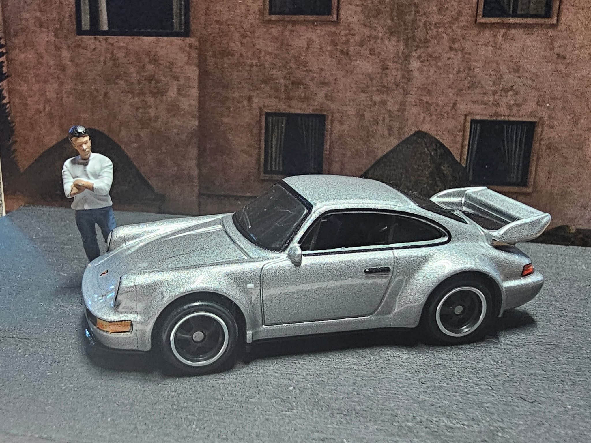 ⚙️ Raw power. Pure precision.

Ein Porsche mit Haltung – der 1993 Porsche 911 Carrera RS 3.8 in Metalflake Silver aus der Fast & Furious Premium Series 2025. Kein übertriebener Glanz, kein Lärm – nur pures Engineering. Er steht da wie ein Denkmal der 90er, gebaut für die Kurve, nicht fürs Rampenlicht.

Specs & Vibes:
Marke: Hot Wheels – 2025 Fast & Furious Premium Series (Mix 4)
Modell: Porsche 911 Carrera RS 3.8 (1993)
Lackierung: Metalflake Silver
Details: Fein detaillierte Head- & Taillights, präzise Trimlines, ikonischer Ducktail Spoiler
Szene: Abendlicht, urbaner Asphalt, eine Ikone im Stillstand – bereit für den nächsten Sprint

Kein Lärm. Kein Showeffekt. Nur RS – pur und ungezähmt.