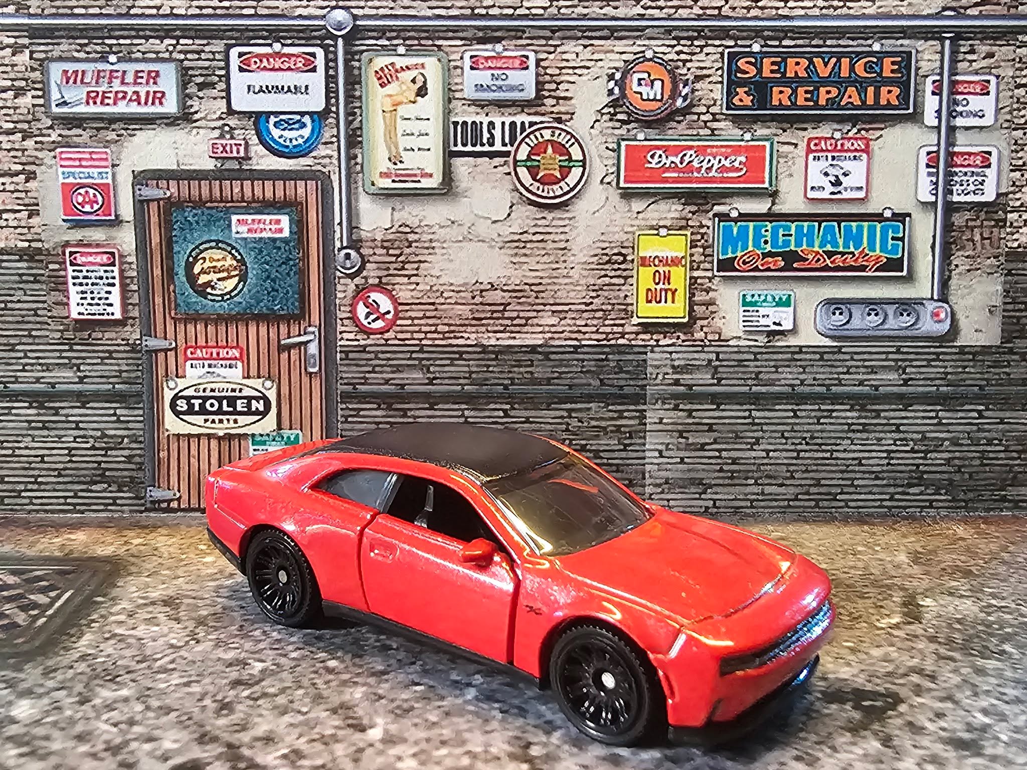 🔥 The last roar of muscle.
Der 2024 Dodge Charger Daytona R/T in Red aus der Matchbox Moving Parts 2025-Serie steht für amerikanische Power im Übergang ins Elektrozeitalter. Scharf gezeichnet, muskulös und kompromisslos – genau wie man es vom Charger erwartet. Zukunft? Ja. Aber mit V8-Attitüde im Herzen.
Specs & Vibes:
Marke: Matchbox – 2025 Moving Parts
Modell: Dodge Charger Daytona R/T (2024)
Lackierung: Racing Red
Details: Feine Head- & Taillights, präzise Trimlines, schwarze Felgen, bewegliche Türen, moderner Muscle-Car-Look
Szene: Garage Lights – Retro Muscle meets Modern Power
Elektrisch oder nicht – ein Charger bleibt wild.