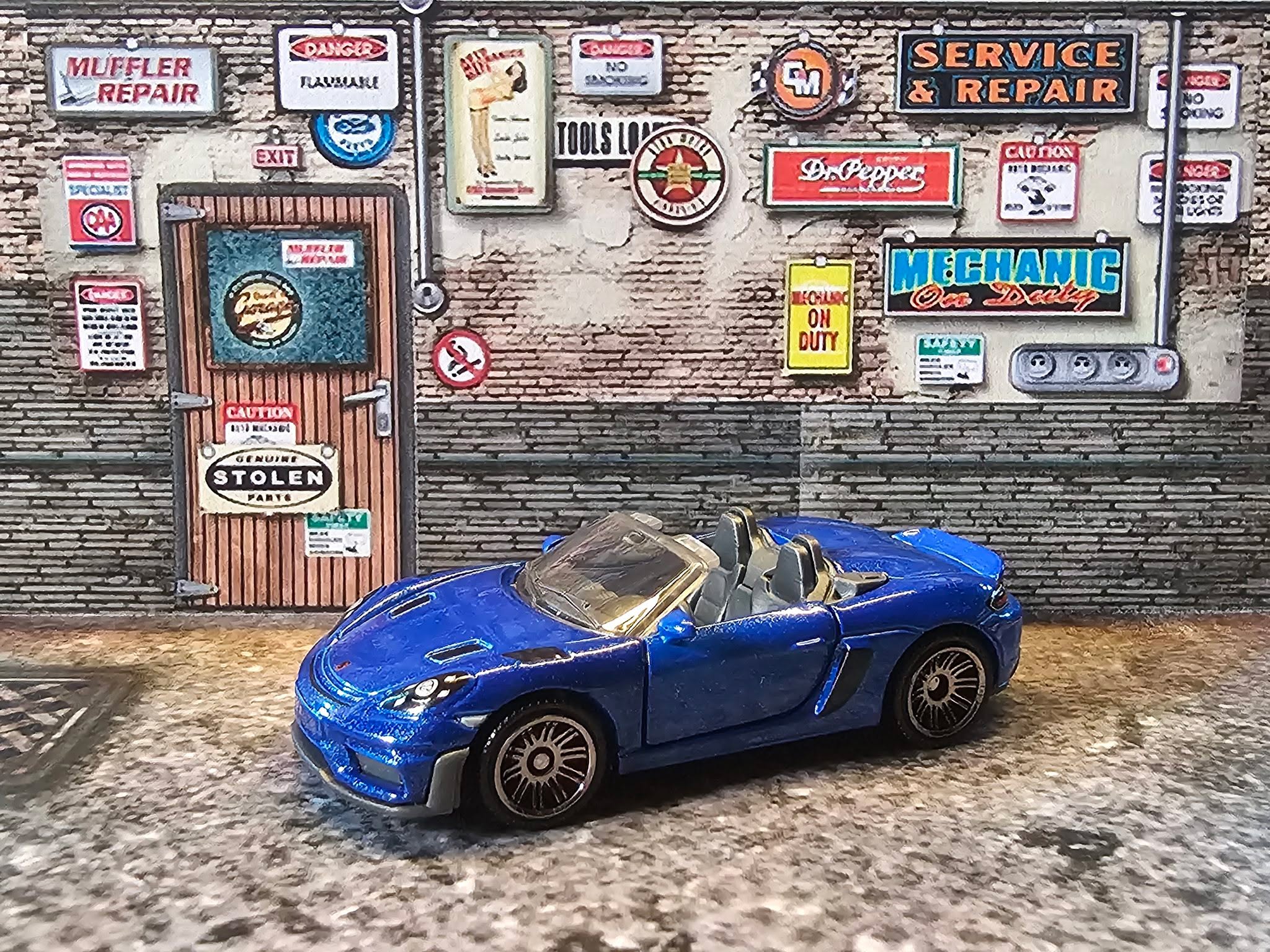 💙 Top down. Pure sound.
Der 2024 Porsche 718 Spyder RS in Metallic Blue aus der Matchbox Moving Parts 2025-Serie steht für das, was Fahrspaß wirklich bedeutet – offen, direkt und kompromisslos. Ein Stück Zuffenhausener Präzision, das in 1:64 genauso elektrisiert wie auf der echten Straße. Sonne, Asphalt, Drehzahl. Mehr braucht’s nicht.
Specs & Vibes:
Marke: Matchbox – 2025 Moving Parts
Modell: Porsche 718 Spyder RS (2024)
Lackierung: Metallic Blue
Details: Fein detaillierte Head- & Taillights, präzise Trimlines, realistische Innenausstattung, bewegliche Türen
Szene: Garage Scene – Racing Spirit trifft Sommerfeeling
Offen. Echt. Ungefiltert Porsche.