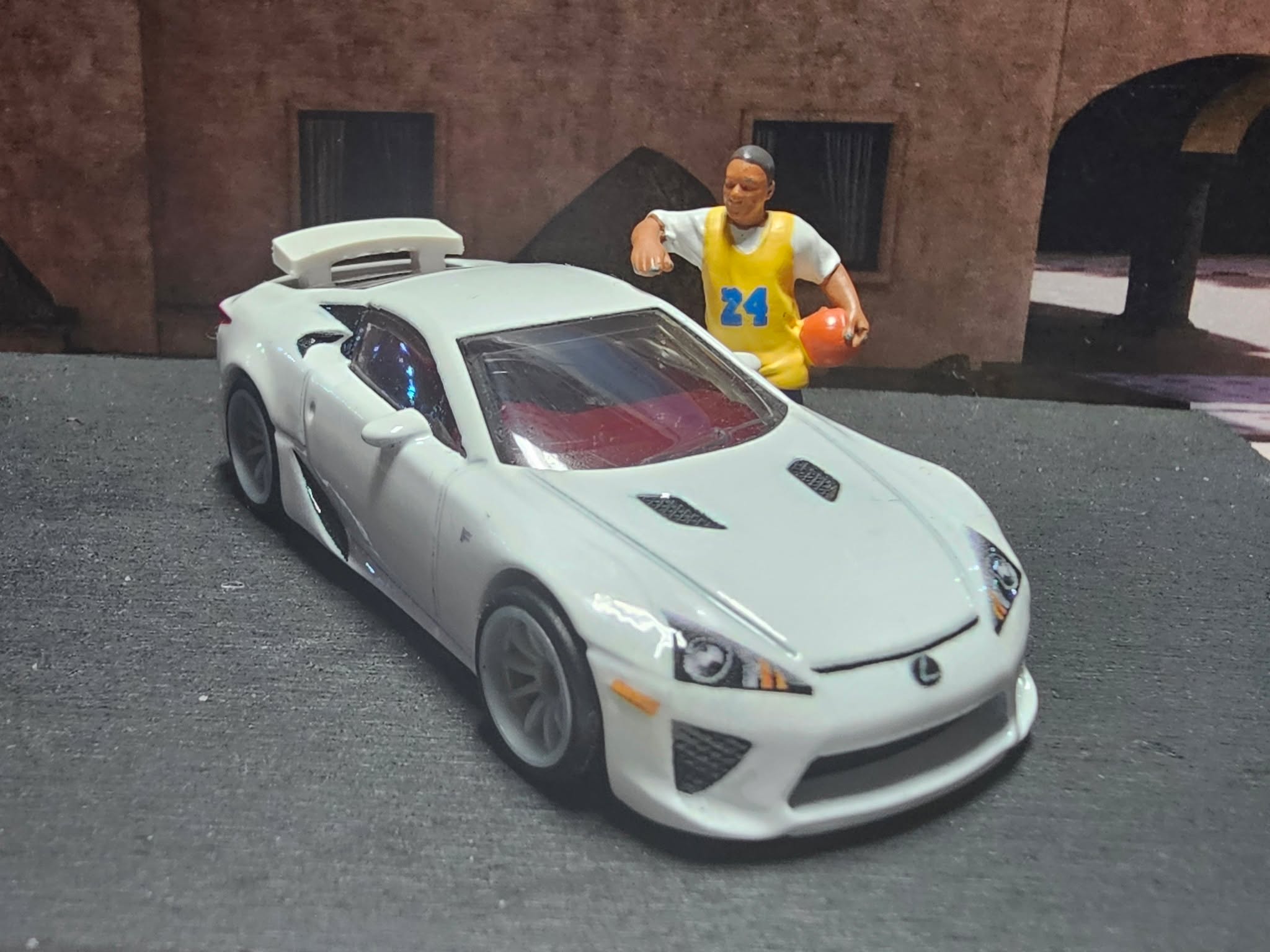 🤍 Perfection, tuned by passion.

Man hört ihn, bevor man ihn sieht – den legendären 2005 Lexus LFA, hier in makellosem Weiß aus der Car Culture: Timeless Icons 2025-Serie. Jeder Winkel, jede Kurve: japanische Ingenieurskunst auf maximaler Lautstärke. Und wer ihn kennt, weiß – das ist kein Auto, das ist ein Instrument aus Carbon und Herzschlag.

Specs & Vibes:
Marke: Hot Wheels – 2025 Car Culture: Timeless Icons
Modell: Lexus LFA (2005)
Lackierung: Gloss White Finish
Details: Fein detaillierte Head- & Taillights, präzise Trimlines, realistischer Heckspoiler, F-Badge Akzente
Szene: Streetlight trifft Soul – Luxus und Racing in perfektem Gleichgewicht

Gebaut aus Carbon. Gestimmt wie ein V10-Orchester.