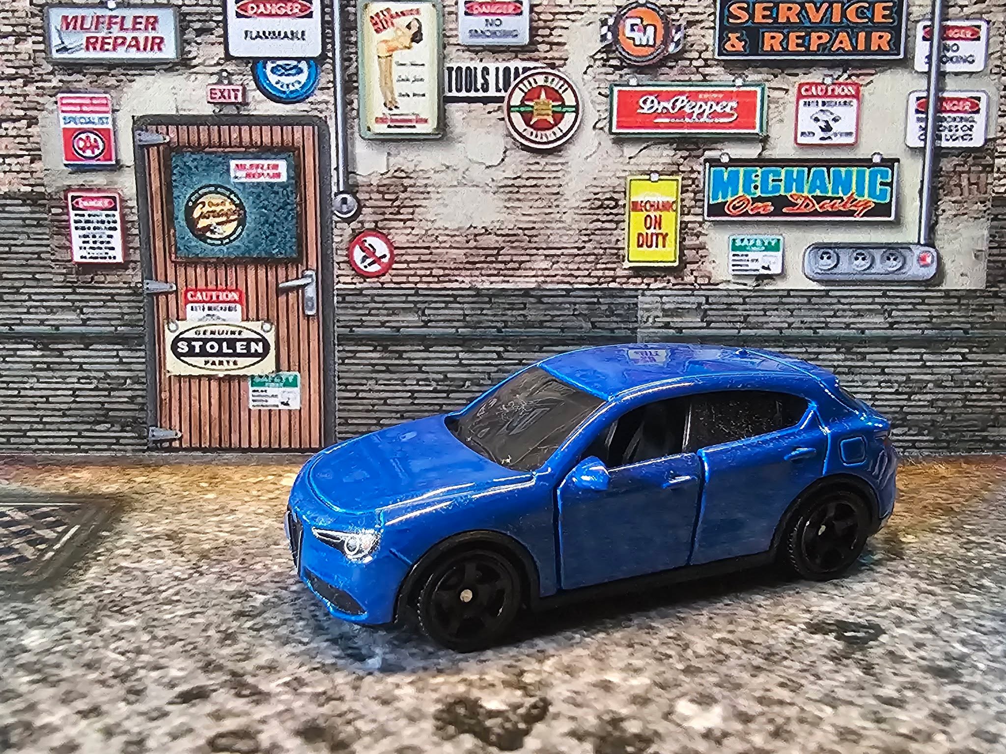 💙 Eleganza, elevated.
Der 2022 Alfa Romeo Stelvio in Metalflake Blue aus der Matchbox Moving Parts 2025-Serie vereint italienisches Design mit moderner Power. Markante Linien, präzise Details, pure Emotion – hier trifft Performance auf Eleganz, verpackt im perfekten SUV-Format für Sammler mit Stil.
Specs & Vibes:
Marke: Matchbox – 2025 Moving Parts
Modell: Alfa Romeo Stelvio (2022)
Lackierung: Metalflake Blue
Details: Fein gearbeitete Head- & Taillights, akkurate Trimlines, authentische Alfa-Front, bewegliche Türen
Szene: Garage Chic – Italienische Raffinesse im 1:64 Format
Dolce Vita, nur etwas schneller.