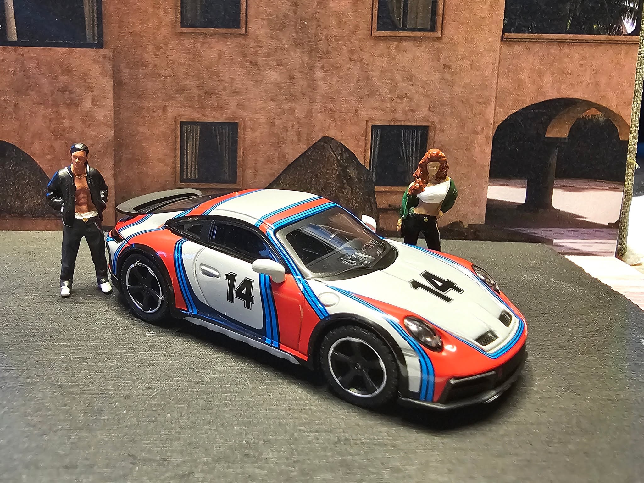 🏁 Rally-DNA auf Asphalt – und die Stadt wird zur Stage.
Der 911 Dakar rollt nicht… er landet. In Ice Grey Metallic wirkt er kühl wie Beton – aber die Rally 1978 Stripes und die #14 schreien: “Bring mich raus aus der Komfortzone.”
Im Diorama-Licht glänzt der Lack wie frisch aus dem Servicepark – und jeder weiß: Das ist kein Showcar. Das ist ein Statement.
Specs & Vibes:
Hersteller: Mini GT (TSM Model)
Modell: Porsche 911 Dakar
Farbe: Ice Grey Metallic
Design: Rally 1978 Look (Startnummer 14, klassische Streifen-Livery)
Details: Detaillierte Headlights, sauberes Badging, scharfe Kanten & Panel-Lines
Shot-Mood: Urban Alley / Warmes Licht / Rally-Icon im 1:64-Realismus
Wenn die Straße endet, fängt der Porsche erst an.