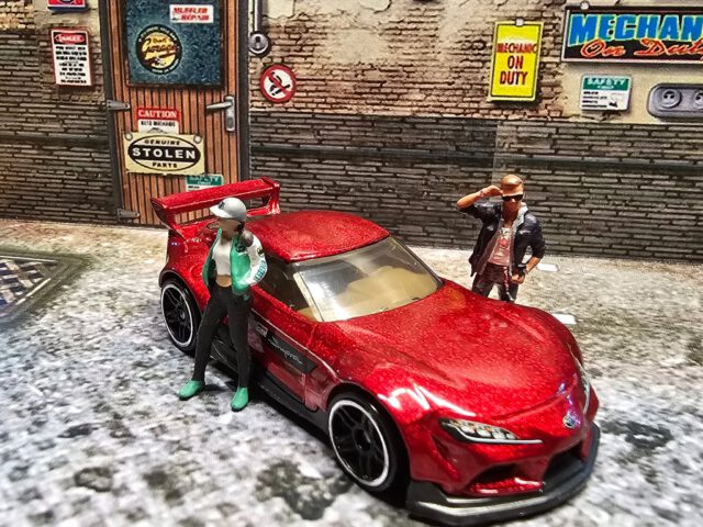 🔥 Redline im Taschenformat.
Der ’20 Toyota GR Supra wirkt hier nicht wie ein Spielzeug – eher wie ein Nightburnerz-Coverstar, der gleich den Block wachrüttelt. Metalflake Red glitzert wie frischer Lack unter Werkstattlicht, die Crew steht schon bereit… und du weißt: Das wird keine ruhige Runde.
Specs & Vibes:
Brand: Hot Wheels
Modell: ’20 Toyota GR Supra
Serie: 2025 Nightburnerz 5-Pack
Farbe: Metalflake Red
Livery: Black/White Stripes, schwarzes Hot Wheels Logo, Toyota Gazoo Racing Logo & “Supra” an den Seiten
Details: detaillierte Headlights + Toyota Badge vorn
Shot-Mood: Garage-Backdrop, hartes Licht, starke Reflexe – genau diese “midnight meets metalflake”-Ästhetik
Wenn der Lack funkelt, wird die Nacht automatisch schneller.